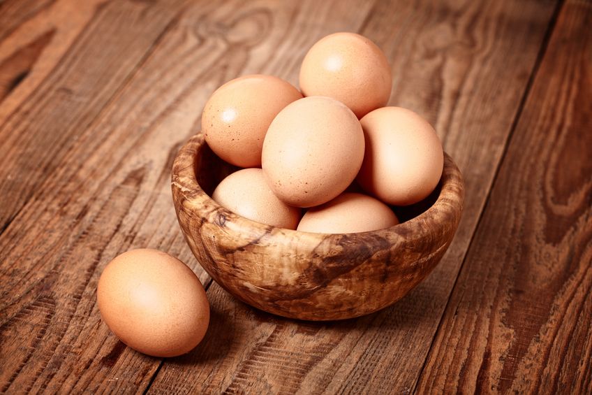 Imagem de uma cesta de ovos em cima de uma mesa