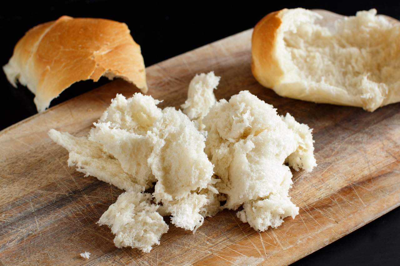 Imagem de pão francês com e sem miolo.